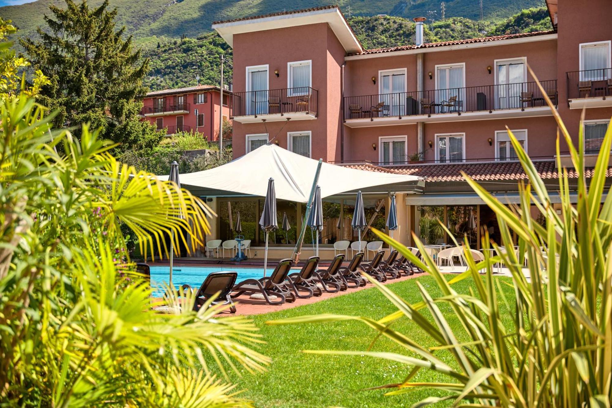 מאלצ'סינה Hotel Luna Rossa (Adults Only) מראה חיצוני תמונה
